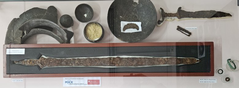 Vitrine mit verschiedenen Ausgrabungsstücken