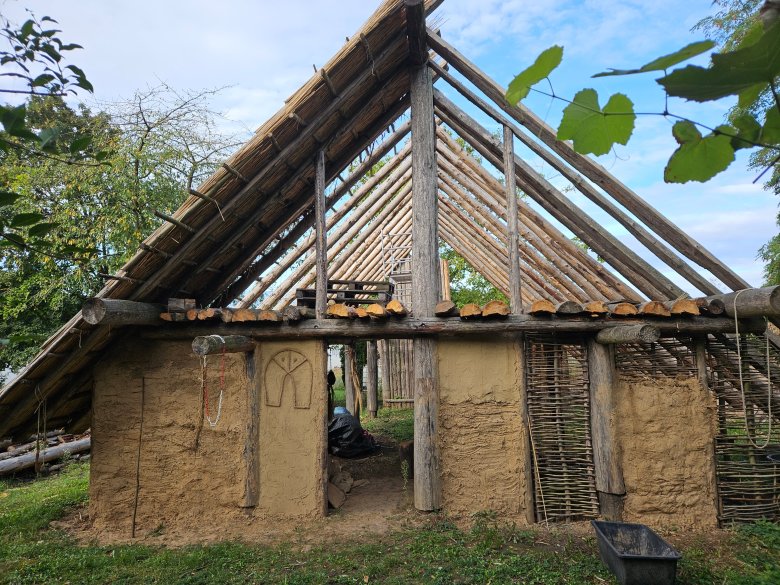 Nachgebautes Haus aus der Steinzeit