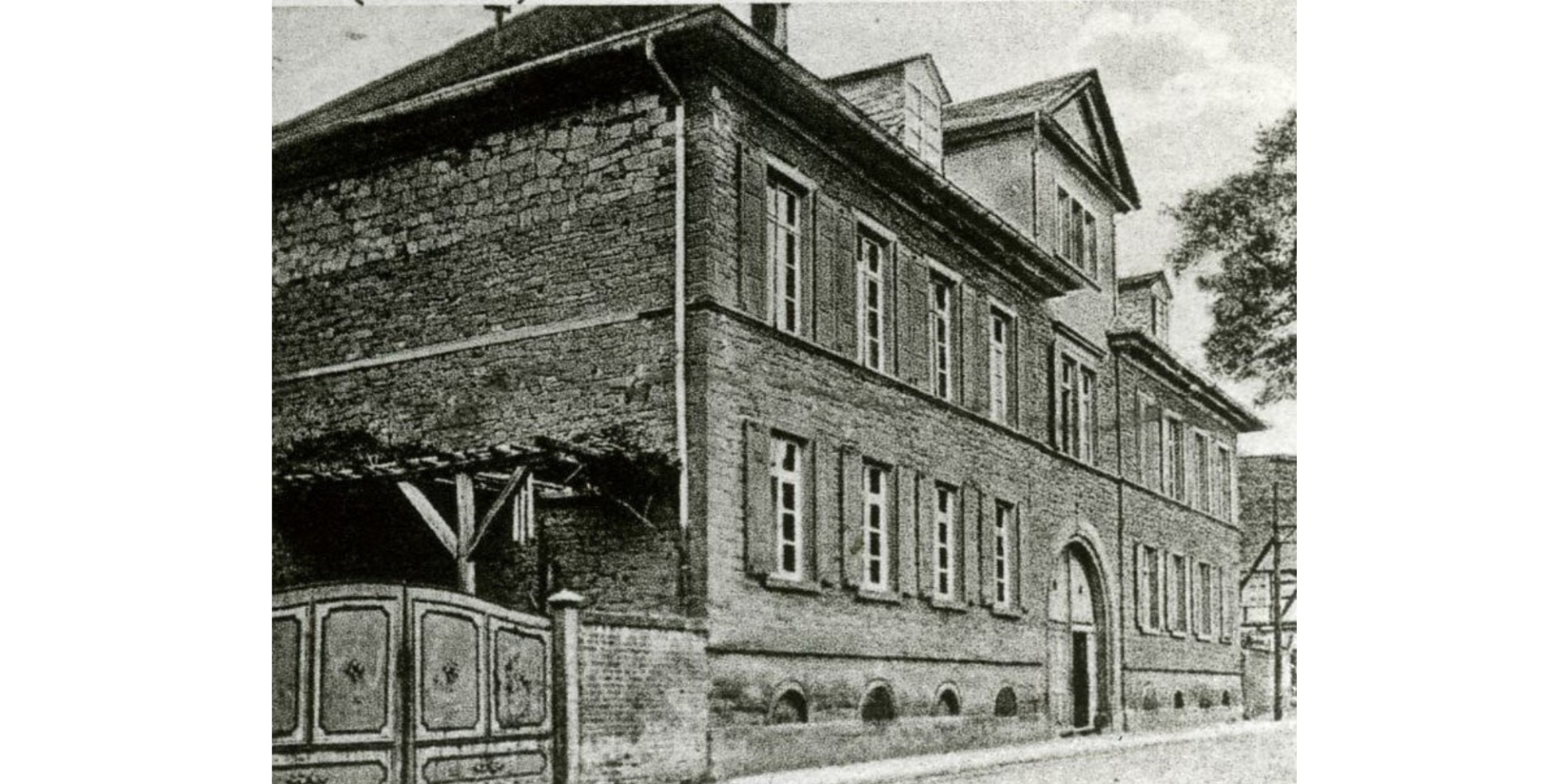 Schwarz-weiß Ansicht eines alten, großen Gebäudes