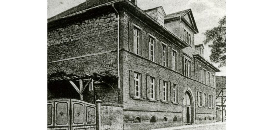 Schwarz-weiß Ansicht eines alten, großen Gebäudes