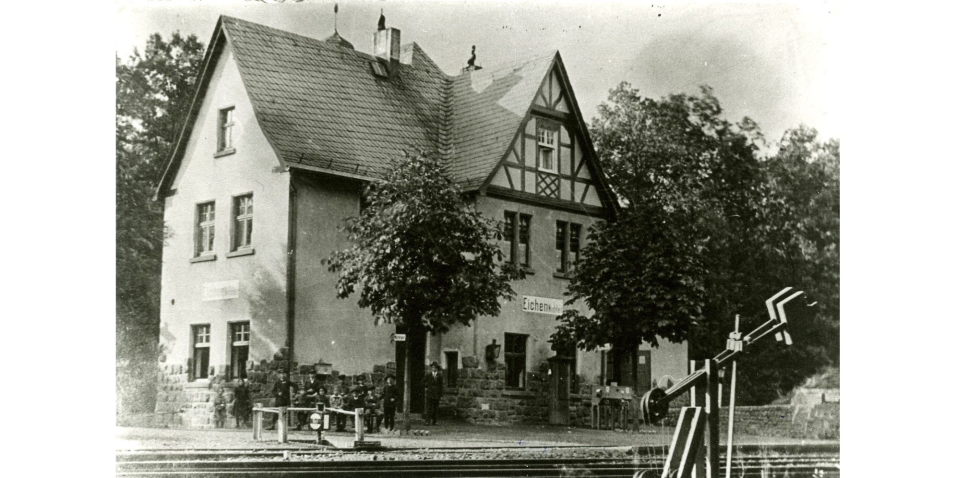 Schwarz-weiß Foto eines Gebäudes Bahnhof Eichen um 1910