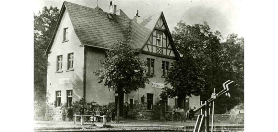 Schwarz-weiß Foto eines Gebäudes Bahnhof Eichen um 1910