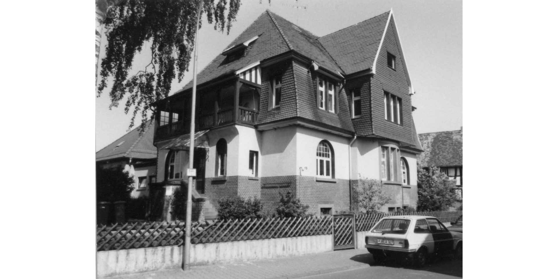 Schwarz-weiß Aufnahme eines großen alten Gebäudes