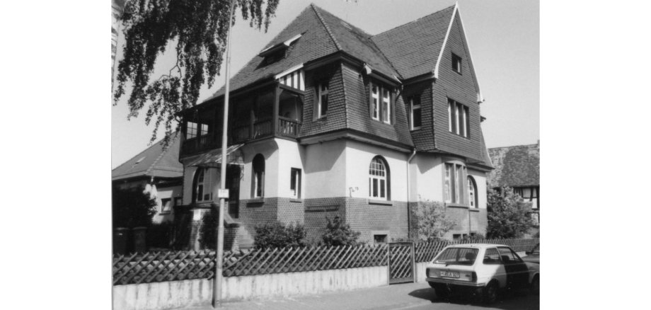 Schwarz-weiß Aufnahme eines großen alten Gebäudes