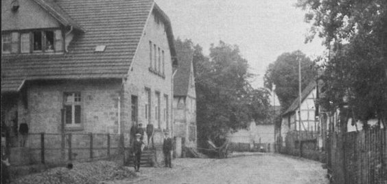 Schwarz-eiß Foto neues Schulhaus um 1920