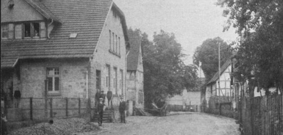 Schwarz-eiß Foto neues Schulhaus um 1920
