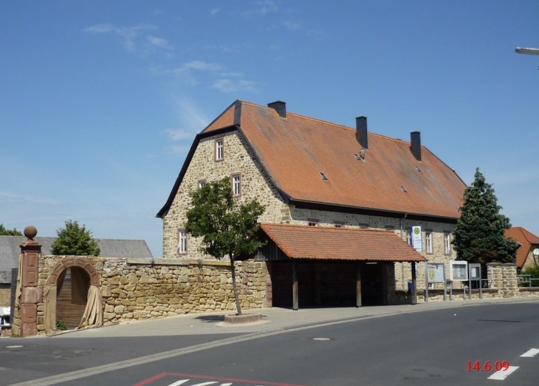 Altes Gebäude mit einer Steinmauer davor