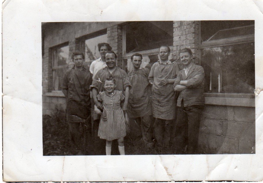 Familie vor Schleiferei