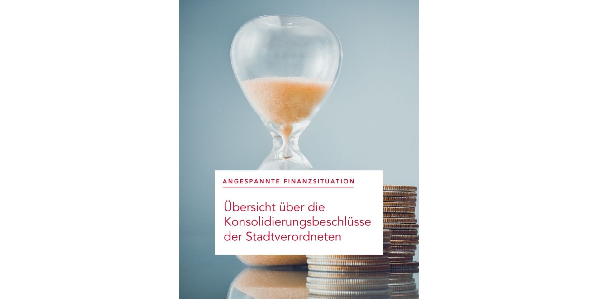 Sanduhr und Münzstapel.
