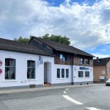 Weißes Haus mit Gaststätte