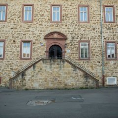 Eingangsbereich des Pfaffenhofs in Erbstadt mit Stufen zur Eingangstür