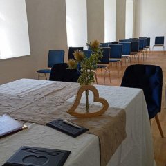 Zimmer mit einem festlich dekorierten Tisch  und zugewandten Stühlen