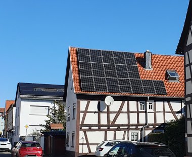 Fachwerk-Hausdächer mit Solaranlagen