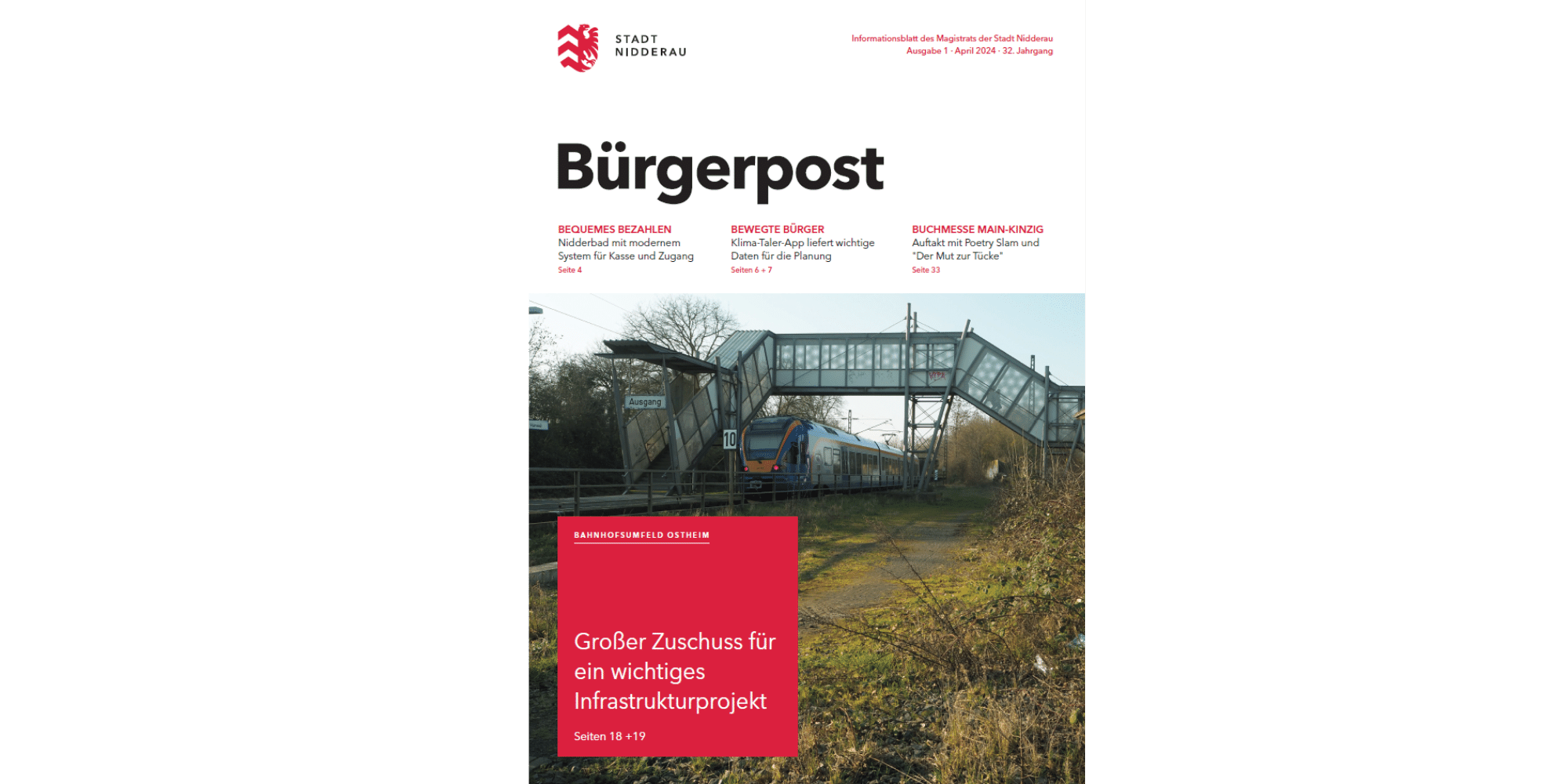 Zug fährt unter einer Metallbrücke an einem kleinen Bahnhof durch