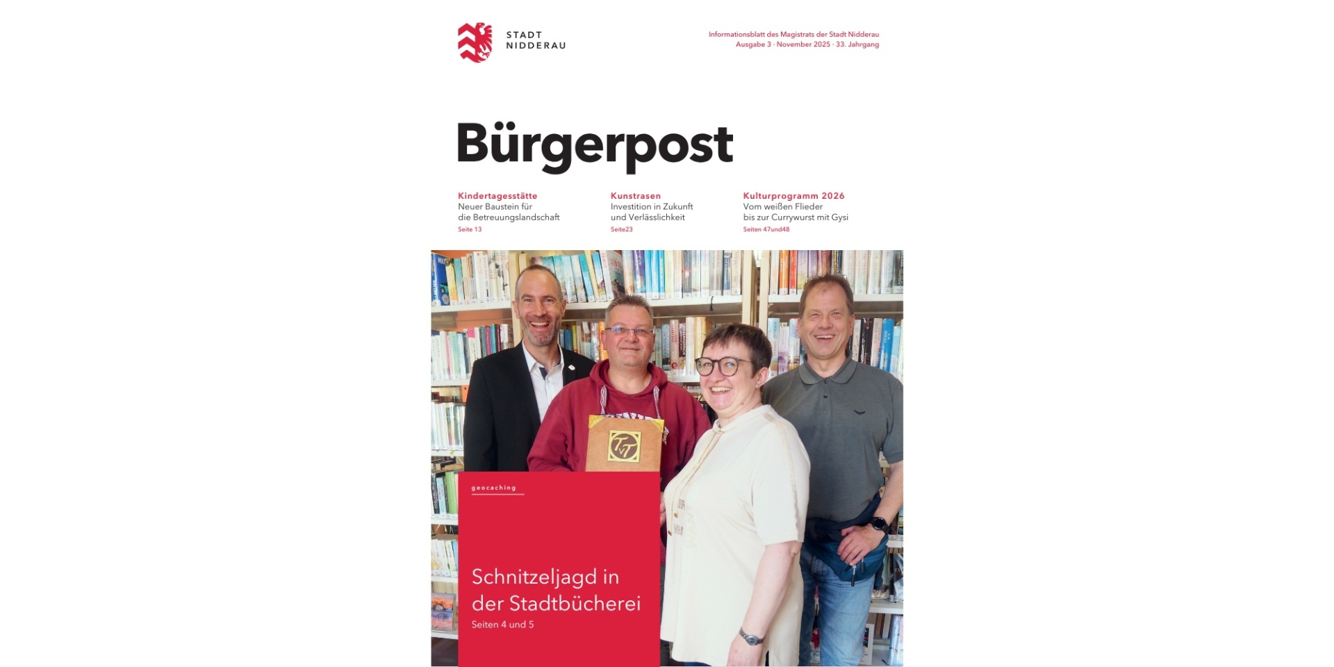 4 Personen stehend in einer Bücherei