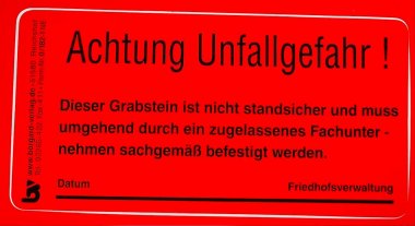 Roter Aufkleber mit der Aufschrift "Achtung Unfallgefahr!"