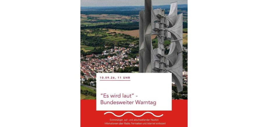 Luftbildaufnahme von Nidderau mit einer Digitalsirene im Vordergrund
